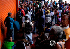 Un grupo de personas espera frente a una estación de metro cerrada después de un apagón en Caracas, Venezuela, 29 de agosto de 2018