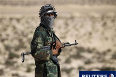 El apoyo de EEUU y la deserción alentarían a los rebeldes libios Un rebelde vigila la línea de frente en la carretera entre Ajdabiyah y Brega en el este de Libia el 31 de marzo de 2011.