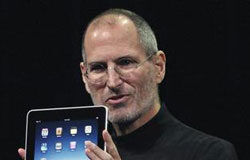 Apple lanza el iPad y apuesta por el duro mercado de los Tablet PC Jobs con el "iPad" en su lanzamiento el 27 de enero en un evento especial en San Francisco, California.