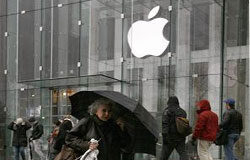 Apple podría estar trabajando en un iPhone para Verizon clientes junto a la tienda de Apple en la 5º Avenida en Nueva York, el 25 de enero de 2010.