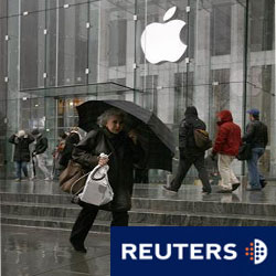 clientes junto a la tienda de Apple en la 5º Avenida en Nueva York, el 25 de enero de 2010.