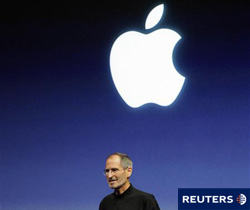 Steve Jobs junto al logo de Apple en un discurso.