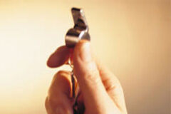 Función de la derivación de la Mediación Familiar según el CGPJ Una mano sosteniendo un silbato