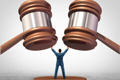 Un 47% de empresas ya se decanta por el arbitraje como método alternativo idóneo para la resolución de disputas Una persona separando dos mazos de juez