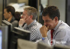 Unos operadores en su oficina de Madrid