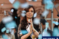 La presidenta de Argentina será operada de un cáncer linfático Cristina Fernández de Kirchner durante una ceremonia en el exterior del palacio presidencial Casa Rosada en Buenos Aires