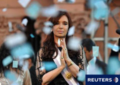 Cristina Fernández de Kirchner durante una ceremonia en el exterior del palacio presidencial Casa Rosada en Buenos Aires
