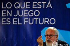 Arias Cañete pide prudencia al hablar del «fin de bipartidismo» Arias Cañete el 20 de mayo, en un mitin en Oviedo durante la campaña para las europeas