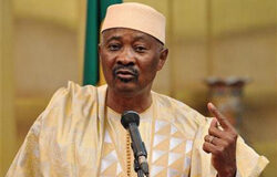 Un golpe militar afecta al rescate de dos españoles, dice Mali En esta imagen de archivo, el presidente maliense, Amadou Toumani Toure, celebra una rueda de prensa con el presidente francés, Nicolas Sarkozy (que no aparece) en el Palacio Presidencial de Bamako, el 25 de febrero de 2010, tras la liberación del rehén f