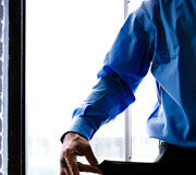 Tratamiento fiscal de los “impagados” en el Impuesto sobre Sociedades Persona mirándose en su bolsillo vacío