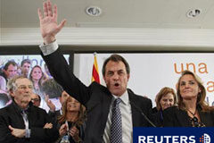 CiU se prepara para gobernar Cataluña reduciendo consejerías Artur Mas, líder de CiU celebra los resultados electorales en Barcelona el 28 de noviembre de 2010.