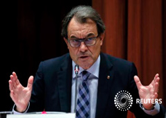 Mas gesticula durante una comparecencia para explicar la contratación pública en el Parlamento catalán, en Barcelona, el 23 de octubre de 2015 Mas gesticula durante una comparecencia para explicar la contratación pública en el Parlamento catalán, en Barcelona, el 23 de octubre de 2015
