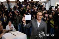 El Constitucional anula la consulta del pasado noviembre en Cataluña El presidente catalán, Artur Mas, muestra su papeleta tras participar en la consulta en Barcelona el 9 de noviembre de 2014