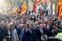 Miles de personas arropan a Mas antes de su declaración por el 9-N Artur Mas saluda antes de comparecer en el tribunal, el 15 de octubre de 2015 en Barcelona