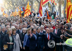 Artur Mas saluda antes de comparecer en el tribunal, el 15 de octubre de 2015 en Barcelona