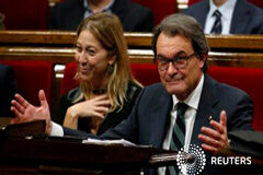 Artur Mas no supera la primera votación de investidura en Cataluña Mas (dcha) gesticula junto a Neus Munté, durante el debate de la primera sesión de investidura para elegir nuevo president de Cataluña en Barcelona, el 10 de noviembre de 2015