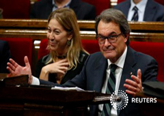 Mas (dcha) gesticula junto a Neus Munté, durante el debate de la primera sesión de investidura para elegir nuevo president de Cataluña en Barcelona, el 10 de noviembre de 2015