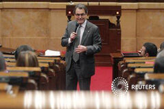 El Constitucional suspende la declaración soberanista del Parlament El presidente catalán, Artur Mas, en el Parlament el 13 de marzo de 2013
