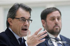 Cataluña impulsa un referéndum que Madrid tratará de evitar En la imagen, los líderes de CiU, Artur Mas (I), y ERC, Oriol Junqueras, tras firmar el acuerdo en Barcelona el 19 de diciembre de 2012
