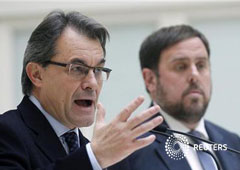 En la imagen, los líderes de CiU, Artur Mas (I), y ERC, Oriol Junqueras, tras firmar el acuerdo en Barcelona el 19 de diciembre de 2012