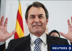 Imagen del presidente catalán, Artur Mas (dcha.), y del líder de Esquerra Republicana de Catalunya, Oriol Junqueras, aplaudiendo al final de la votación en el Parlament en Barcelona el 23 de enero