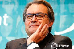 La CUP descarta a Mas como presidente y la independencia unilateral Artur Mas durante una rueda de prensa con Oriol Junqueras, el líder de Esquerra Republicana de Catalunya (ERC), y Raul Romeva, ex profesor universitario, en Barcelona, el 28 de septiembre de 2015