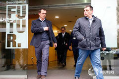 CDC, condenada a devolver comisiones ilegales dentro del caso Palau El expresidente catalán y exlíder de CDC Artur Mas (C detrás) sale de la sede del partido en Barcelona el 4 de enero de 2016