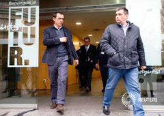 El expresidente catalán y exlíder de CDC Artur Mas (C detrás) sale de la sede del partido en Barcelona el 4 de enero de 2016