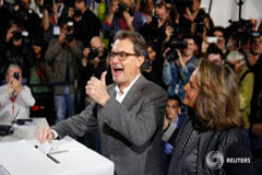 El Fiscal General del Estado ordena presentar una querella por el 9N El presidente catalán Artur Mas habla junto a su mujer Helena Rakosnik mientras vota en Barcelona, el 9 de noviembre de 2014