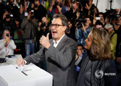 El presidente de Cataluña, Artur Mas, vota en el simbólico referéndum independentista en Barcelona el 9 de noviembre de 2014