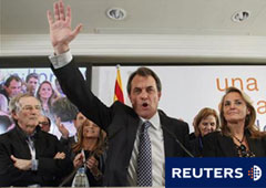 Artur Mas, líder de CiU celebra los resultados electorales en Barcelona el 28 de noviembre de 2010.