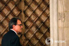 El presidente de Cataluña renuncia a la consulta soberanista – fuentes Mas caminando tras un encuentro con partidos independentistas en el Palacio de la Generalitat en Barcelona el 3 de octubre de 2014
