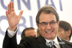 CiU gana los comicios en Cataluña, lejos de la mayoría absoluta Mas saluda en una comparecencia tras conocer los resultados en Barcelona, el 25 de noviembre de 2012