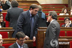 ERC y CiU pactan que Cataluña es un «sujeto político y jurídico soberano» En la imagen, el presidente catalán Artur Mas y el líder de ERC Oriol Junqueras conversan en la sesión de investidura de Mas en el Parlamento catalán, el 20 de diciembre de 2012