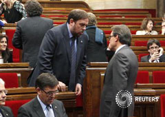 En la imagen, el presidente catalán Artur Mas y el líder de ERC Oriol Junqueras conversan en la sesión de investidura de Mas en el Parlamento catalán, el 20 de diciembre de 2012