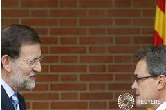 El Gobierno centra la cumbre autonómica en la financiación Rajoy (izq.) estrechando la mano del presidente catalán, Artur Mas, en el encuentro de ambos celebrado el 20 de septiembre en el Palacio de La Moncloa de Madrid