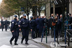 Atacadas las sedes de Libération y Société Générale en París Policías franceses acordonan el área cercana a la sede del diario Liberation en París, el 18 de noviembre de 2013