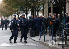 Policías franceses acordonan el área cercana a la sede del diario Liberation en París, el 18 de noviembre de 2013