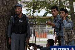 Concluye tras 20 horas un asalto talibán en Kabul La policía afgana durante el ataque talibán en Kabul, el 13 de septiembre de 2011