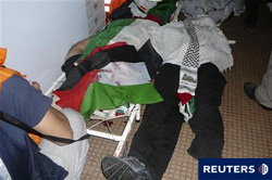 cadáveres a bordo del barco turco Mavi Marmara que llevaba ayuda a Gaza que fue asaltado por fuerzas israelíes en aguas internacionales el 31 de mayo de 2010, con un resultado de nueve activistas muertos.