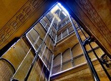 Los pisos bajos y locales comerciales están obligados a contribuir por igual a la instalación de un ascensor en las comunidades de vecinos Ascensores (Cc. Morbcn)