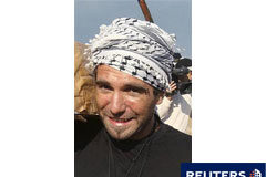 Asesinado el cooperante italiano secuestrado en Gaza El italiano Vittorio Arrigoni lleva ayuda médica en el puerto de Gaza el 29 de octubre de 2008.