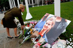 Reino Unido llora a diputada asesinada; suspenden campañas para el referéndum Una mujer deja flores al lado de una fotografía de la diputada laborista asesinada Jo Cox en Parliament Square, Londres, Reino Unido, el 17 de junio de 2016