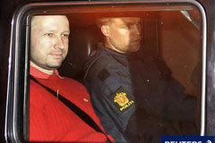 El asesino noruego está probablemente «loco», según su abogado Breivik (I) es trasladado en un coche policial tras abandonar el tribunal en Oslo el 25 de julio de 2011.