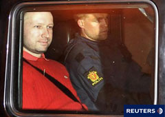 Breivik (I) es trasladado en un coche policial tras abandonar el tribunal en Oslo el 25 de julio de 2011.