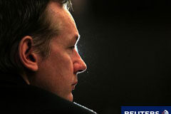 Interpol pone al fundador de WikiLeaks en la lista de buscados Imagen de Assange en una rueda de prensa sobre la filtración de documentos relativos a la guerra de Irak que celebró en Londres el 23 de octubre.