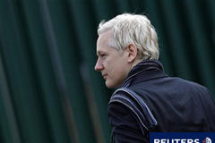Un tribunal británico aprueba extraditar a Assange a Suecia Assange llega al tribunal londinense el 24 de febrero de 2011.