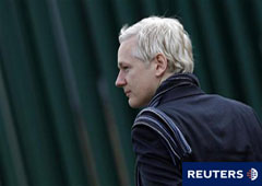 Assange llega al tribunal londinense el 24 de febrero de 2011.