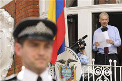 Assange pide a Obama que ponga fin a la «caza de brujas» Imagen de Assange hablando con la prensa en el exterior de la embajada ecuatoriana en Londres