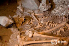 Científicos hallan en Atapuerca el ADN más antiguo Un arqueólogo trabaja en la limpieza de un esqueleto de unos 5.000 años de antigüedad en excavaciones en Atapuerca, en Burgos, el 25 de junio de 2010